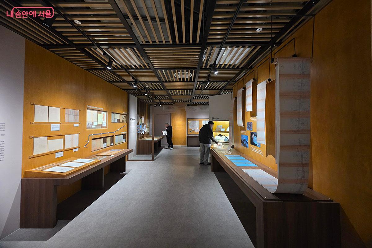 전시를 관람하며 취향을 찾고 있는 사람들 ©이정민