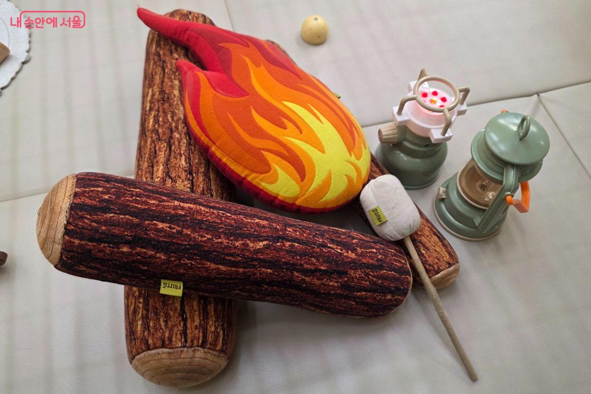 아기자기한 캠핑 장난감으로 장작불도 피워보고 마시멜로우도 구워보았다.