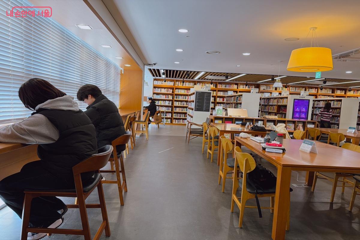 독서하거나 학습할 수 있도록 공간이 구성되어 있다. &copy;노윤지