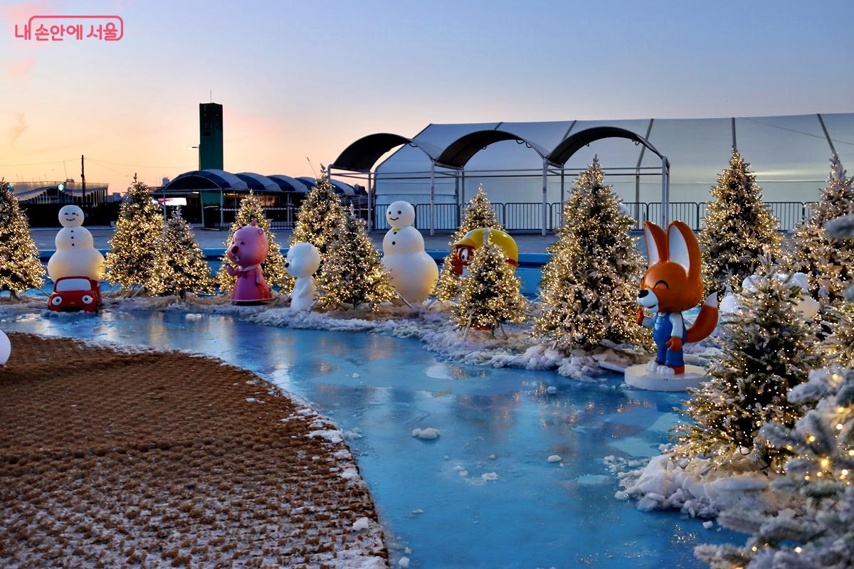 밤 하늘과 조명이 어우러진 잠원 한강공원, 뽀로로와 함께하는 겨울 이야기가 동심을 자극한다. &copy;정향선