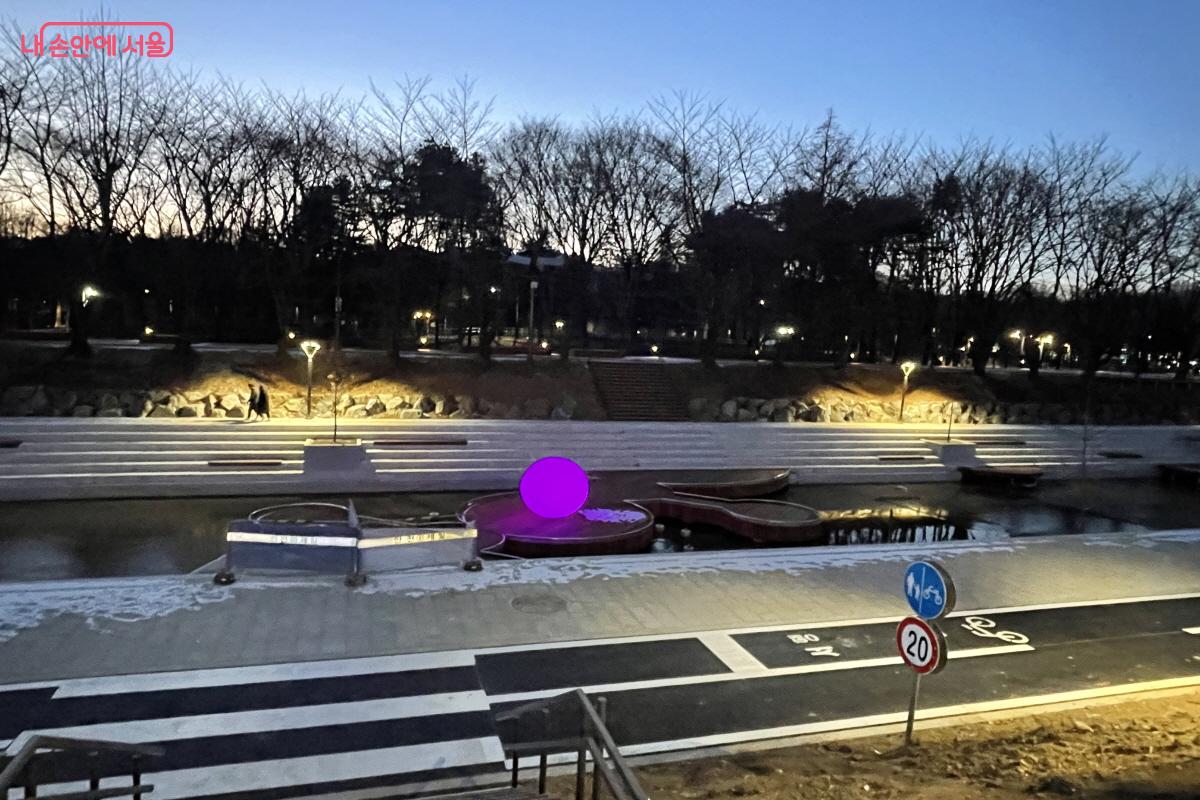 위시볼 불빛이 더 아름다운 여의천의 야경 ⓒ이정민