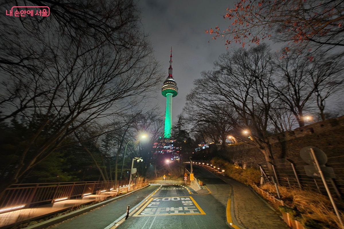 &lsquo;케이팝 데몬 헌터스&rsquo; 속 N서울타워를 배경으로 더욱 인기 명소가 됐다. &copy;이정민