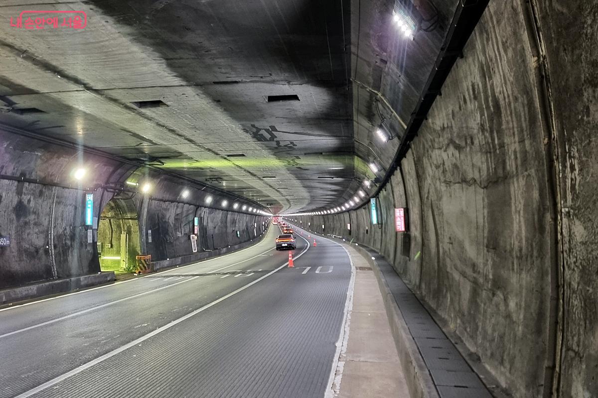  연장이 길고 통행량이 많은 홍지문터널 &copy;서울시