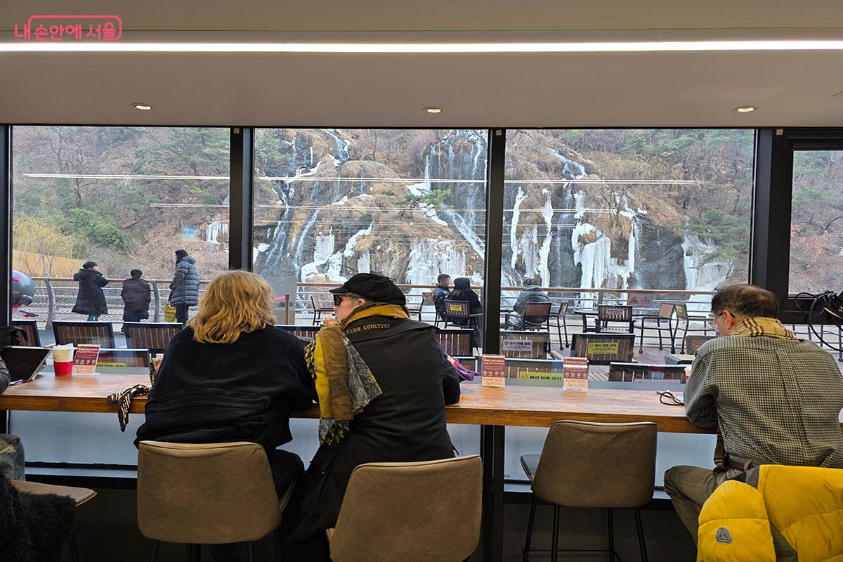 창가에서 홍제폭포를 감상하는 시민과 외국인 관광객 &copy;이정민