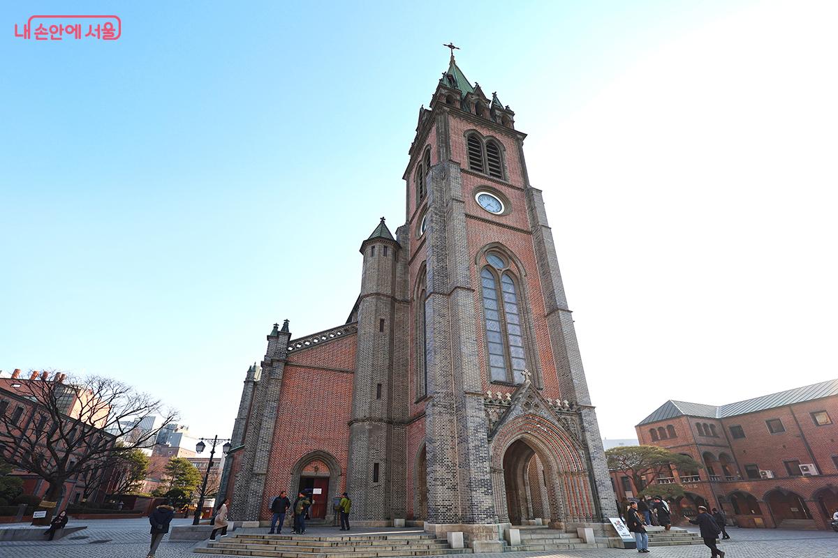 서울 도심 속 작은 유럽 느낌의 명동 성당 &copy;김주연