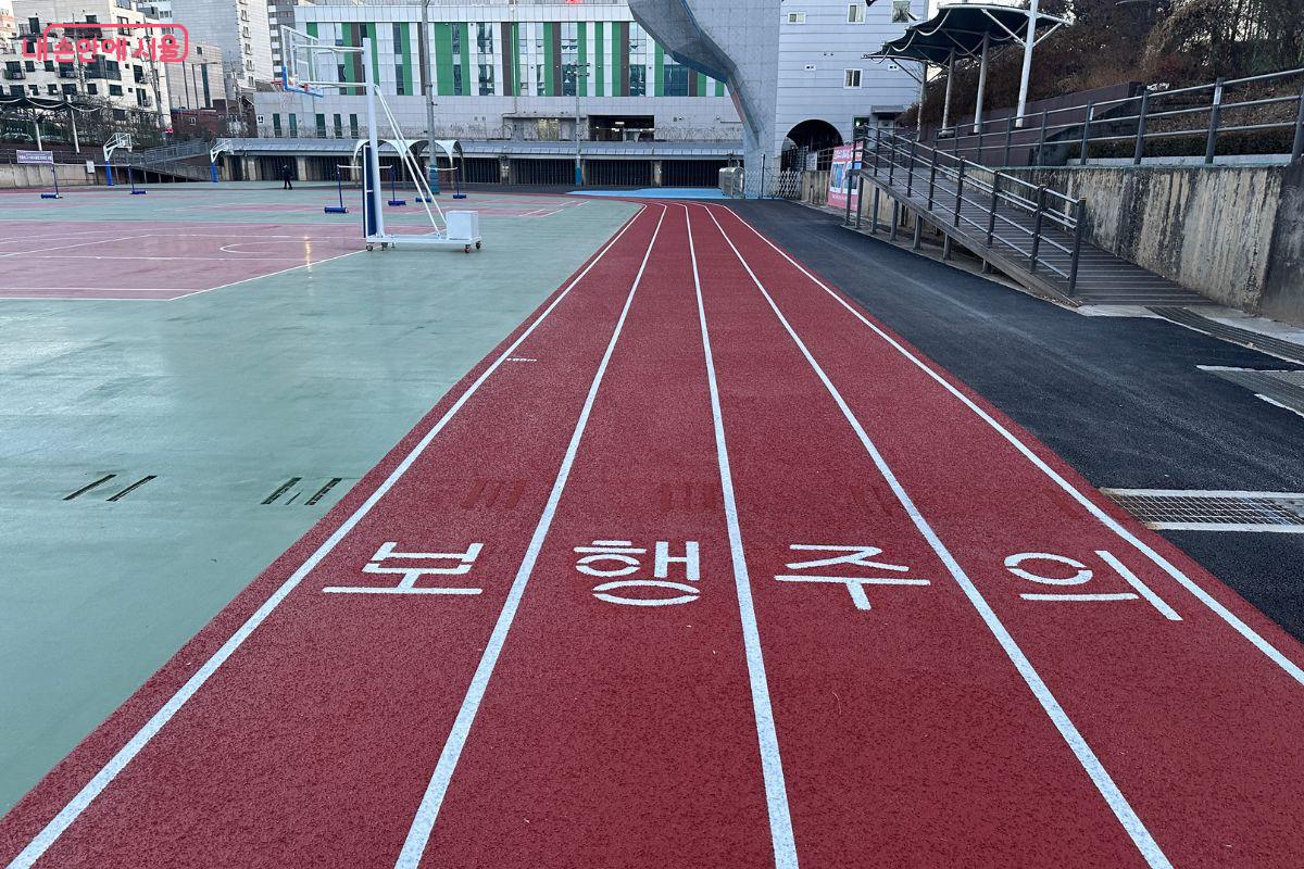 탄성 포장으로 새롭게 정비된 육상트랙&copy;김재형