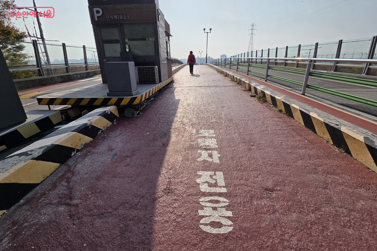 난지한강으로 넘어 갈 수 있는 보행로 &copy;장미화