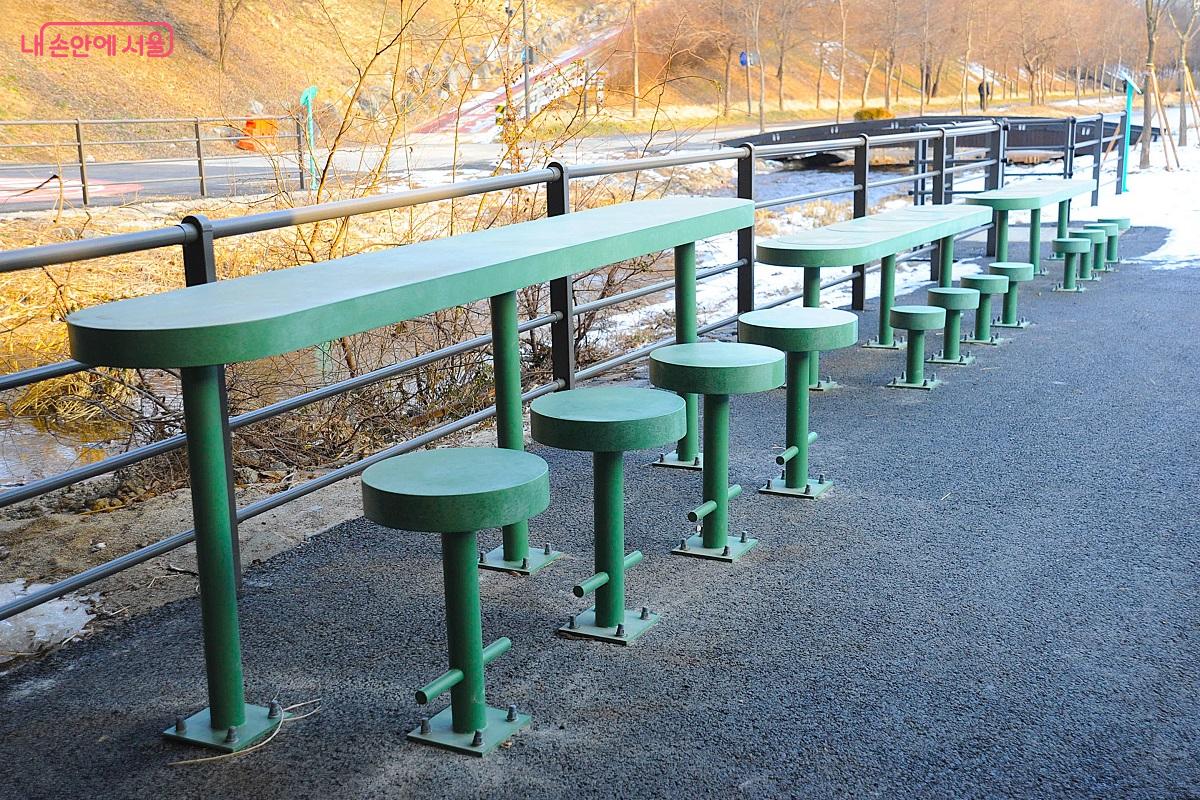 &lsquo;고덕천 라운지&rsquo; 입구의 휴식 공간 &copy;조수봉