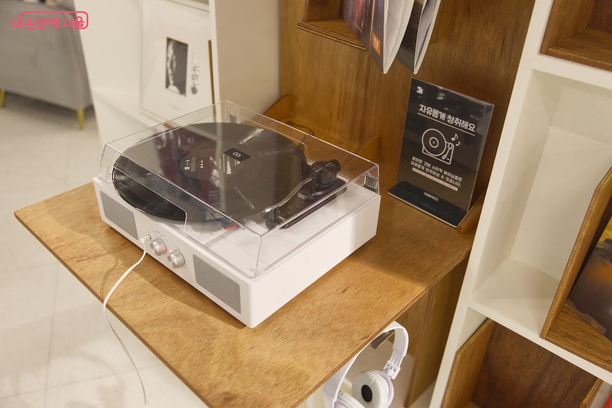 서울아트책보고에서 추억의 음악을 들으며 편하게 힐링할 수 있는 공간이다. &copy;임중빈