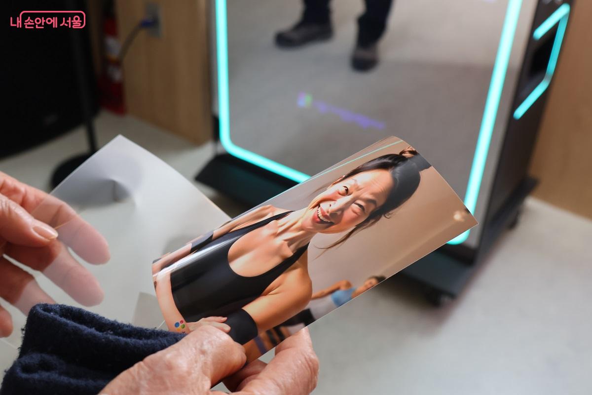 가장 인기 있는 AI 포토 키오스크 존. 자신의 새로운 모습을 발견하며 디지털에 대한 두려움을 설렘으로 바꾸고 있다. &copy;이봉덕 