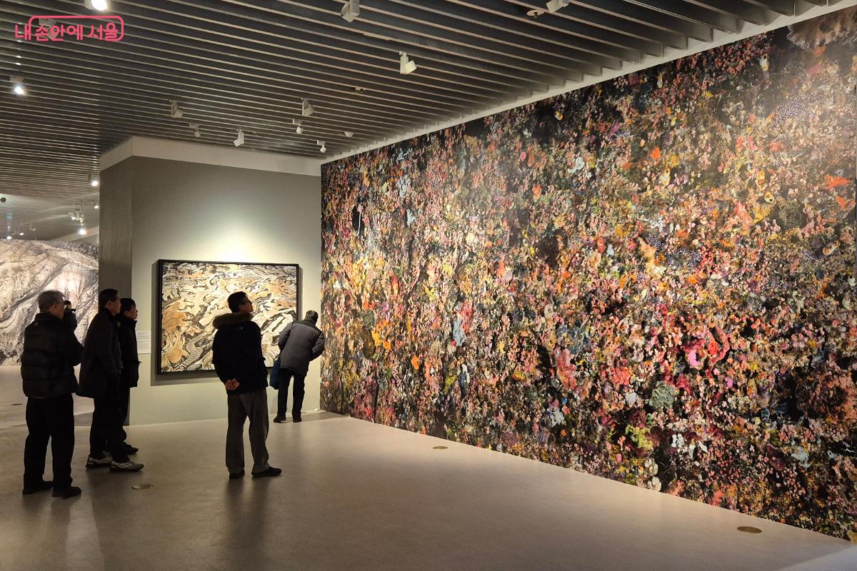 서울역사박물관에서 아시아 최초로 세계적 사진작가 에드워드 버틴스키(Edward Burtynsky)의 대규모 회고전 '버틴스키: 추출/추상'이 열리고 있다.