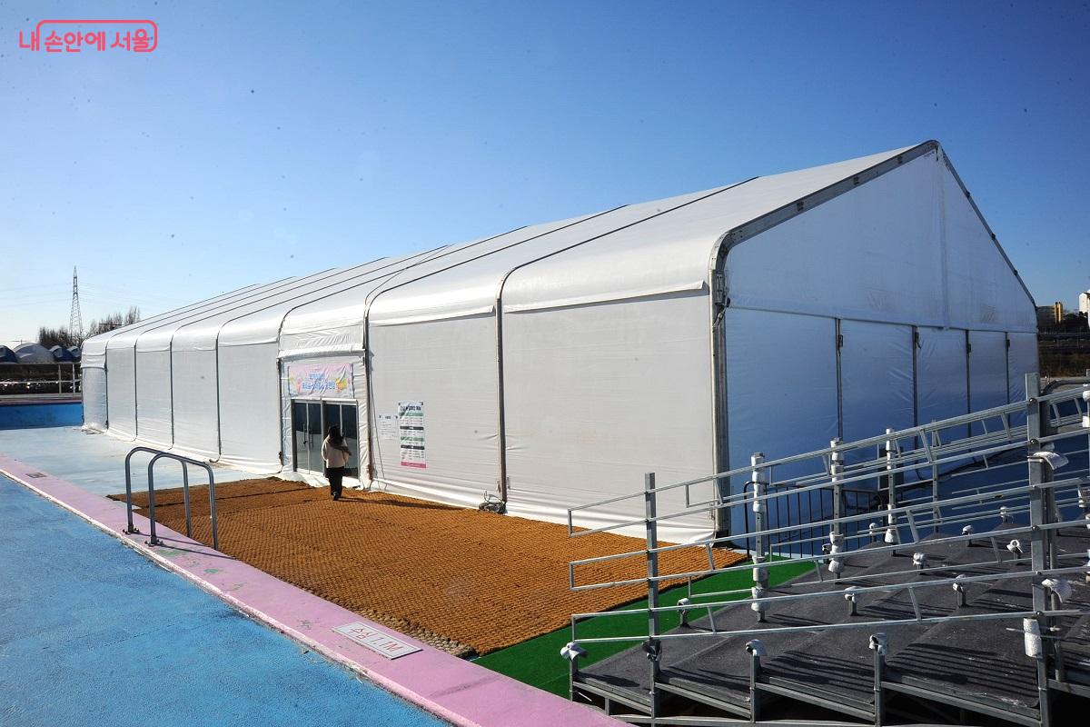 추위도 피하고 먹거리를 즐길 수 있는 먹거리 장터 &copy;조수봉