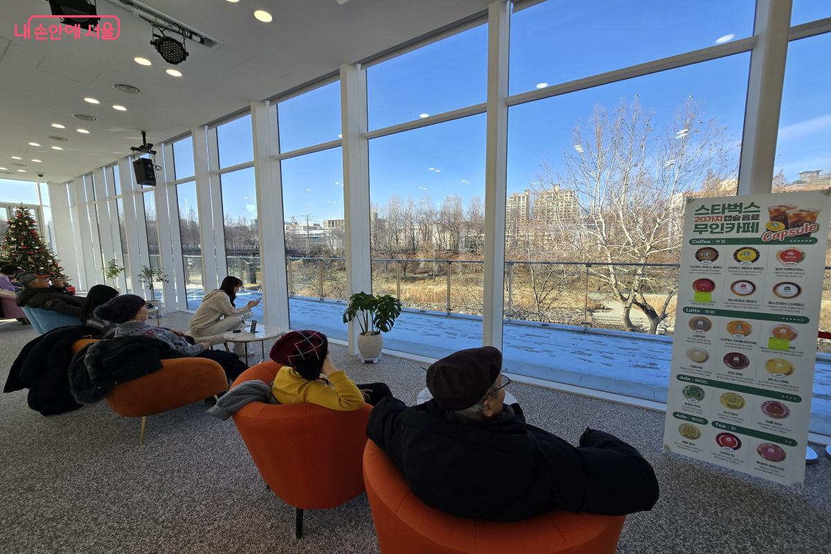 양재천 수변문화쉼터의 통창 너머로 고요한 풍경이 펼쳐진다. &copy;조송연