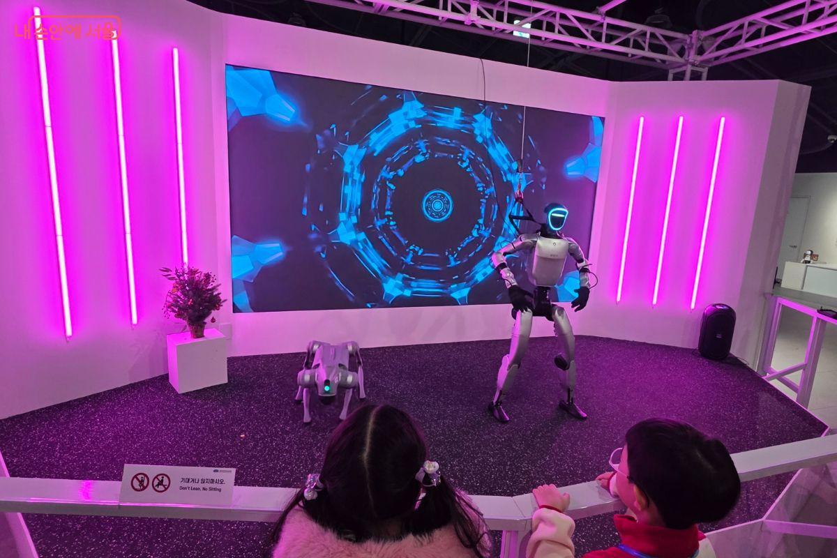 인기 K-POP인 소다팝에 맞춰 춤을 추는 로봇은 참가자들에게 많은 박수를 받았다.