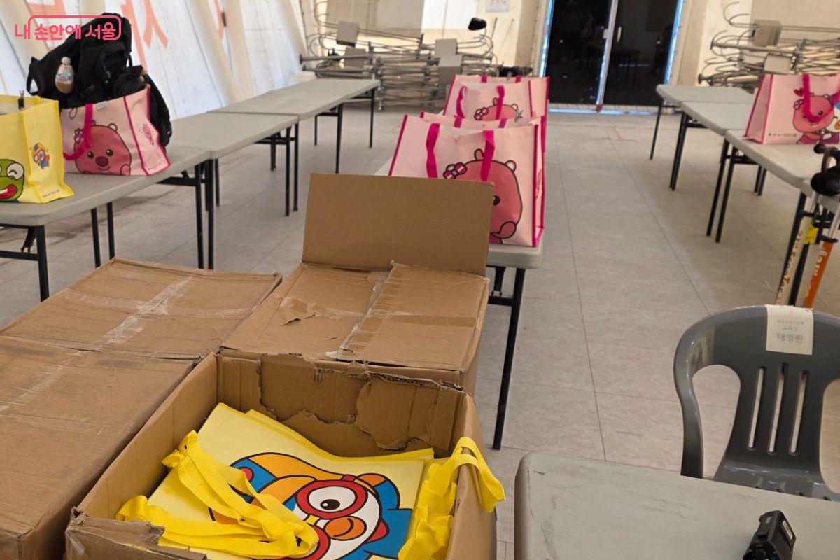 물품보관소에서는 5,000원의 이용료에 뽀로로 부직포 가방을 받을 수 있다. ©김민지