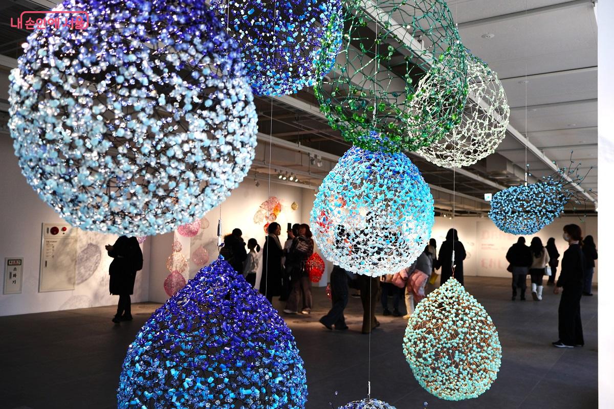 1층 로비 전시, 5부 'TOWARD SPACE'에서는 건축물 로비 등에 설치된 작업을 마주하게 된다. &copy;이봉덕