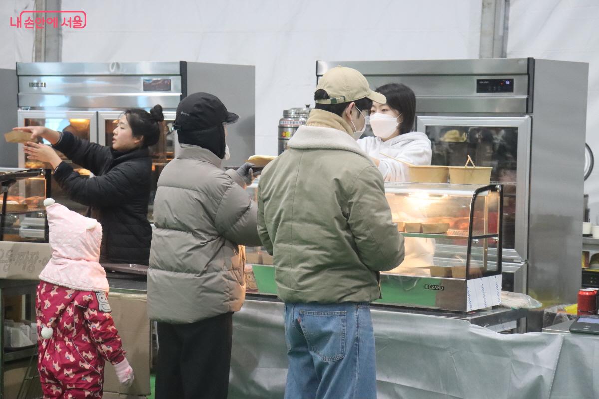 음식을 주문하는 시민들 &copy;조수연