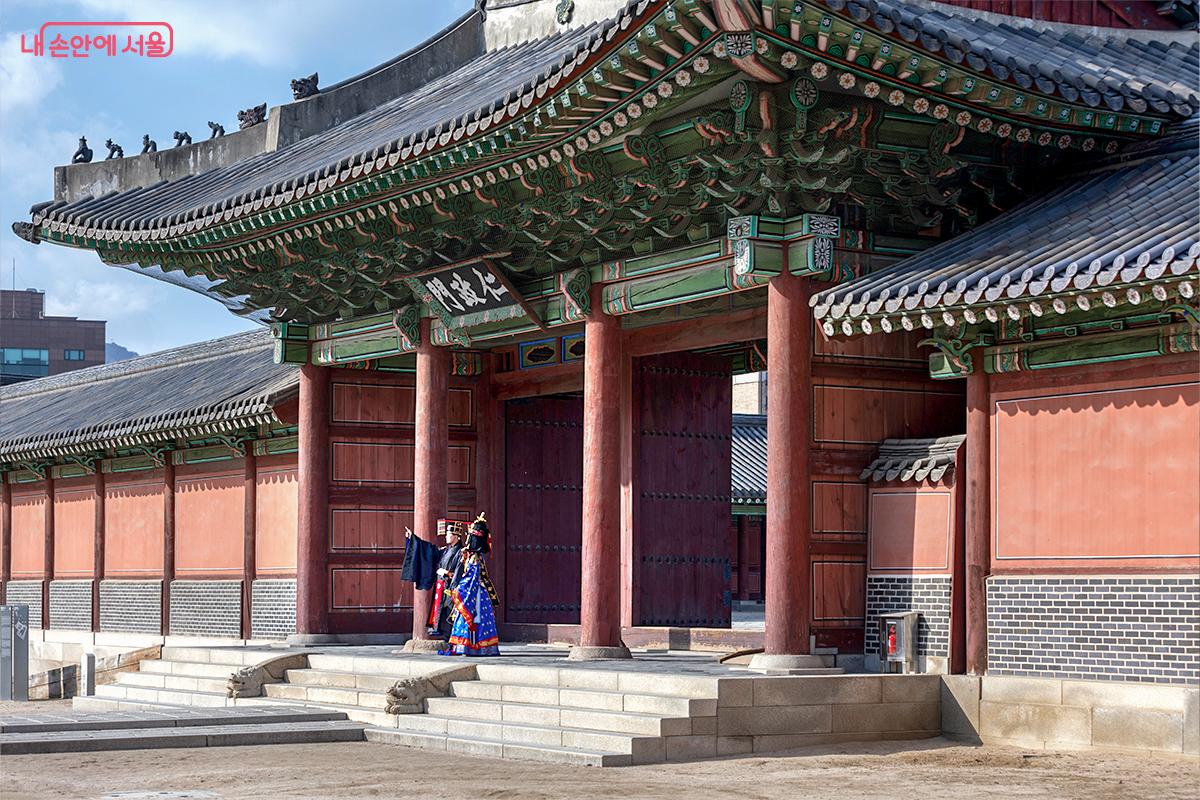 대례복을 입고 체험에 참여한 두 남녀 ©장신자