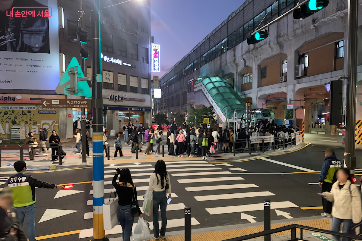 성수역 3번 출구의 혼잡 &copy;서울교통공사