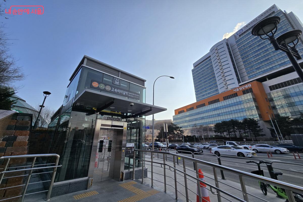 서울성모병원으로 이어지는 7호선 고속터미널역 엘리베이터 &copy;조송연