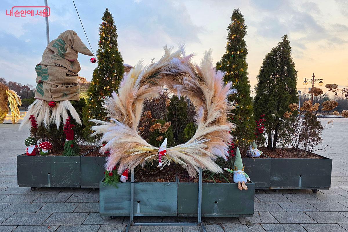 다양한 억새로 만든 포토존 속 아이들에게 인기 좋은 억새요정 &copy;이정민