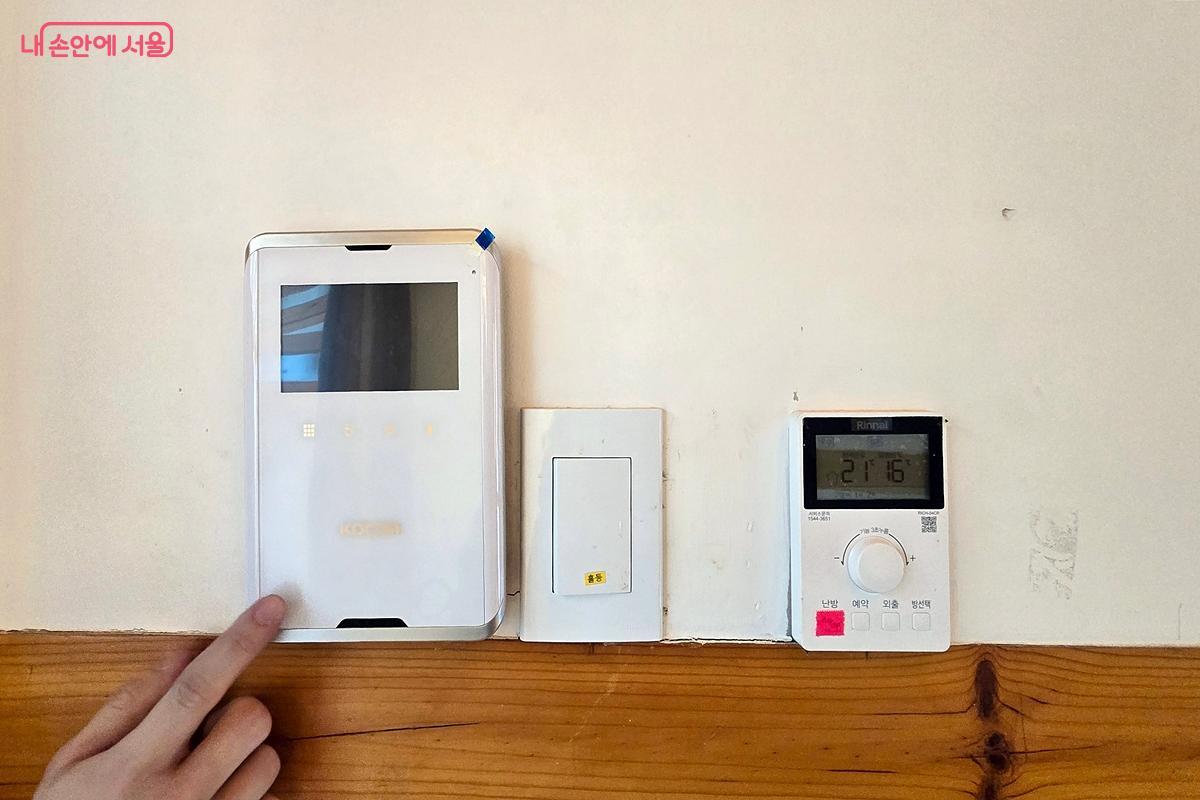 인터폰, 온도조절기 등을 보면 현대적인 오피스텔 같다. ©김윤경