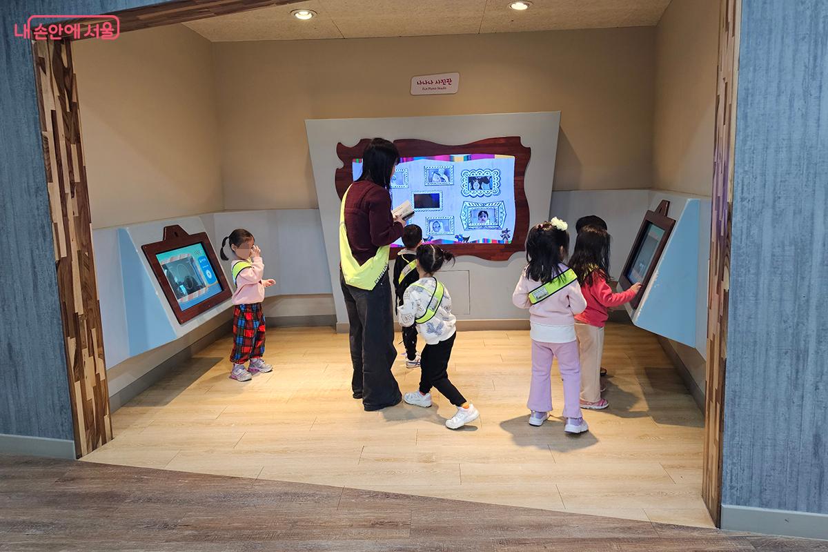 &lsquo;나나나 사진관&rsquo;에서 즐거운 표정으로 사진을 찍는 아이들 &copy;백승훈