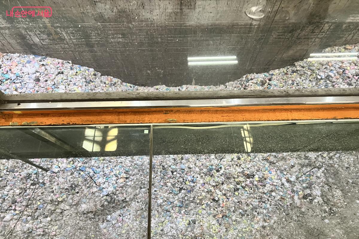 발 아래 투명 유리를 통해 엄청난 양의 폐기물도 볼 수 있다. &copy;박지영 