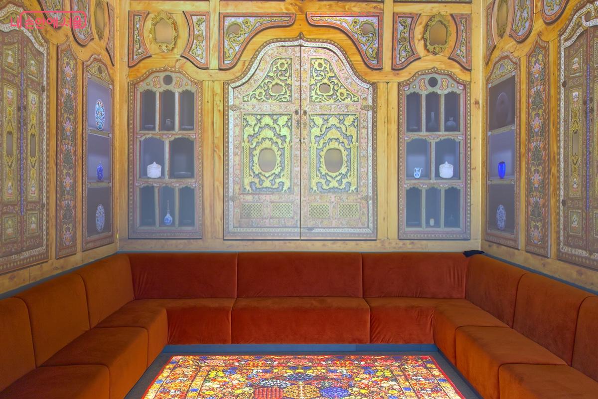 옛 이슬람 귀족들의 응접실을 미디어아트 겸 포토존으로 구성해 놓은 모습