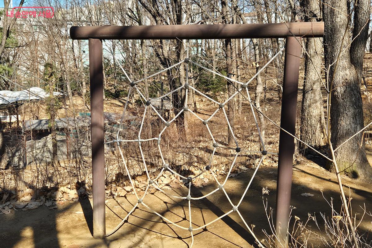 주로 어린이들이 로프를 잡고 올라가며 균형 감각과 근력을 기르는 '로프 그물 오르기' ©정향선