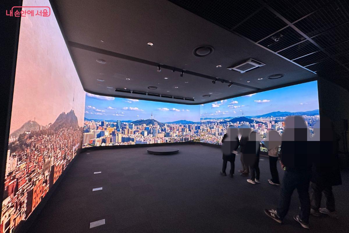 전시관 한쪽에는 3면이 대형 화면으로 구성된 미디어월 공간이 있다. &copy;김재형