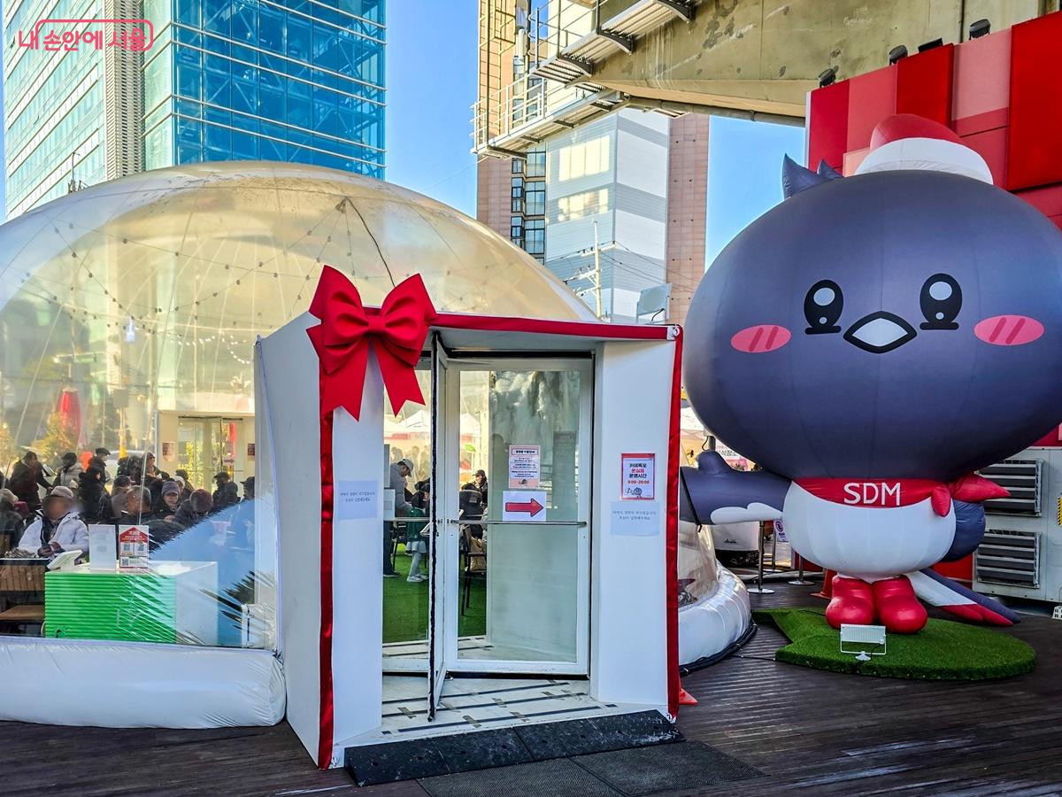 카페 테라스 앞에 조성된 초대형 투명돔 ⓒ양지영