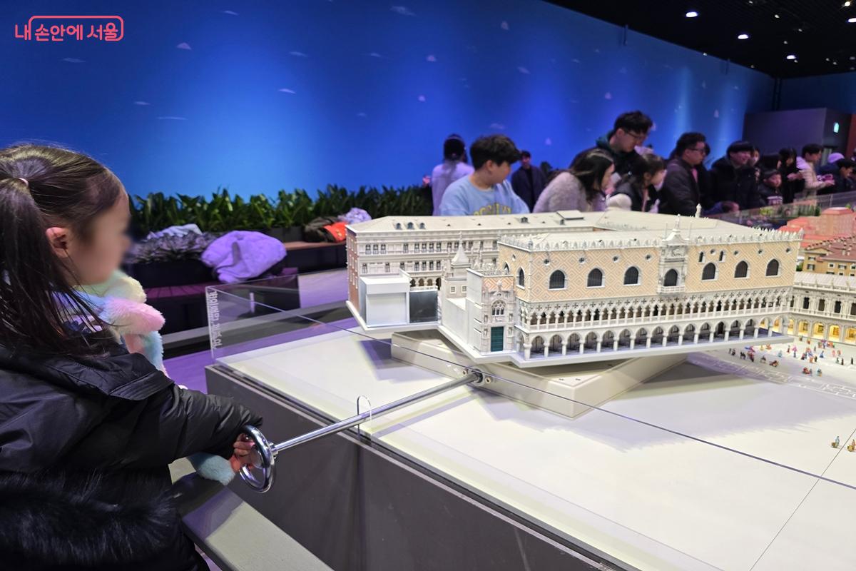 손잡이를 돌리면 산마르코성당이 360도 회전한다. ⓒ강사랑