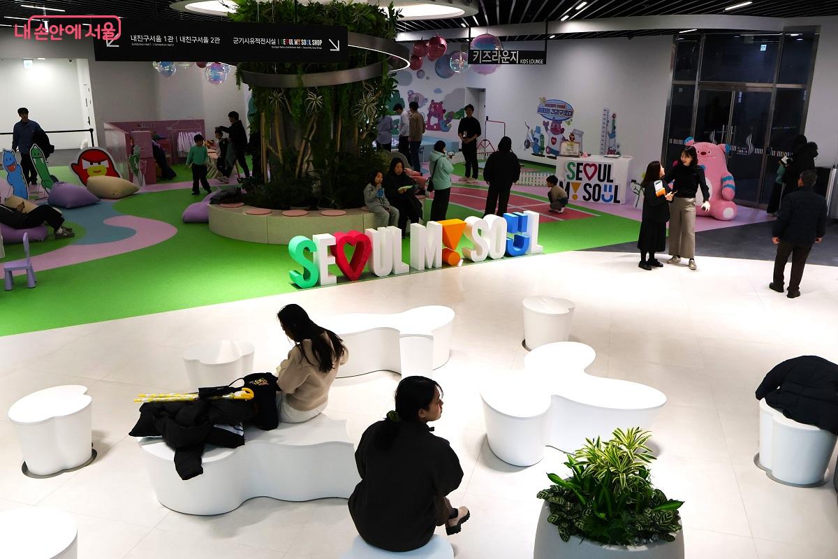 키즈라운지에서 아이들이 뛰어놀며 서울시의 정책을 체험할 수 있다. &copy;이봉덕  