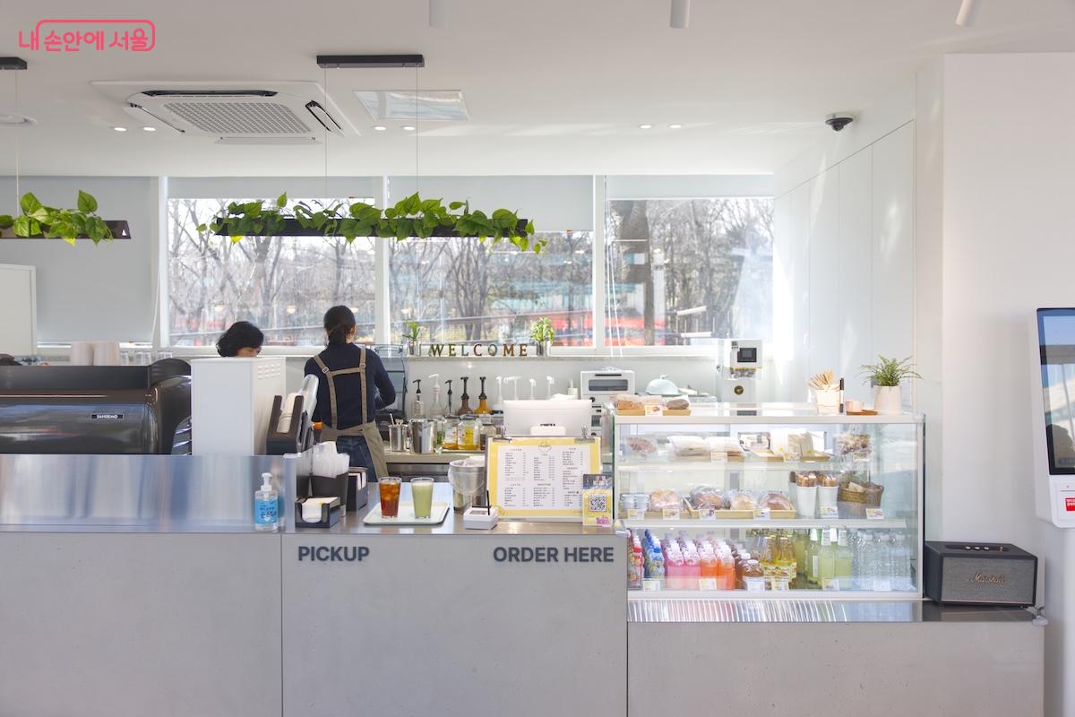 법정공휴일을 제외한 주7일 오전 8시부터 오후 9시까지 운영된다