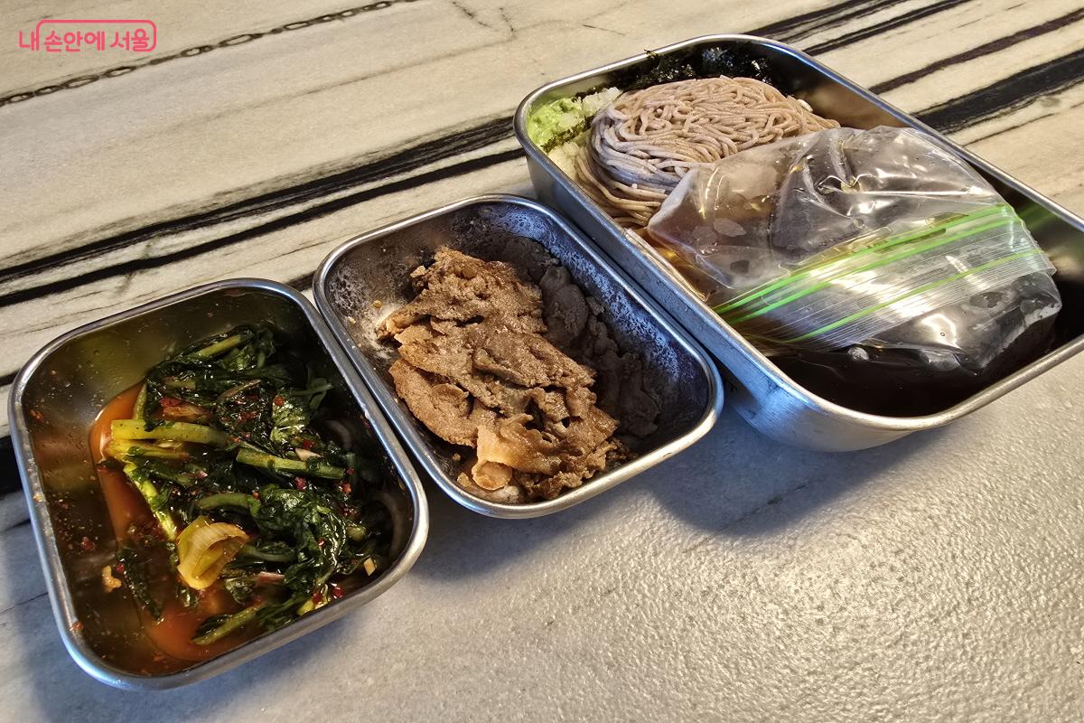 다회용기로 주문한 냉모밀과 불고기 &copy;조송연
