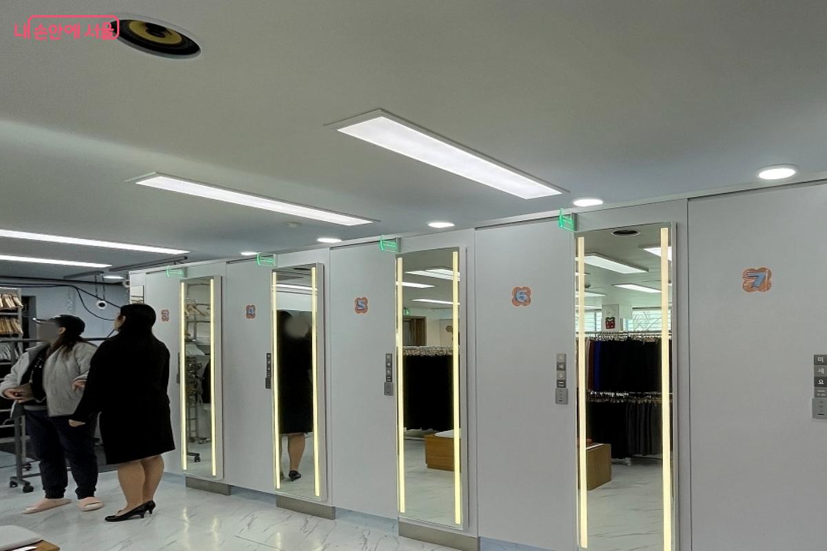 엄마와 함께 방문해 취업날개 서비스를 이용하는 시민 &copy;김수경