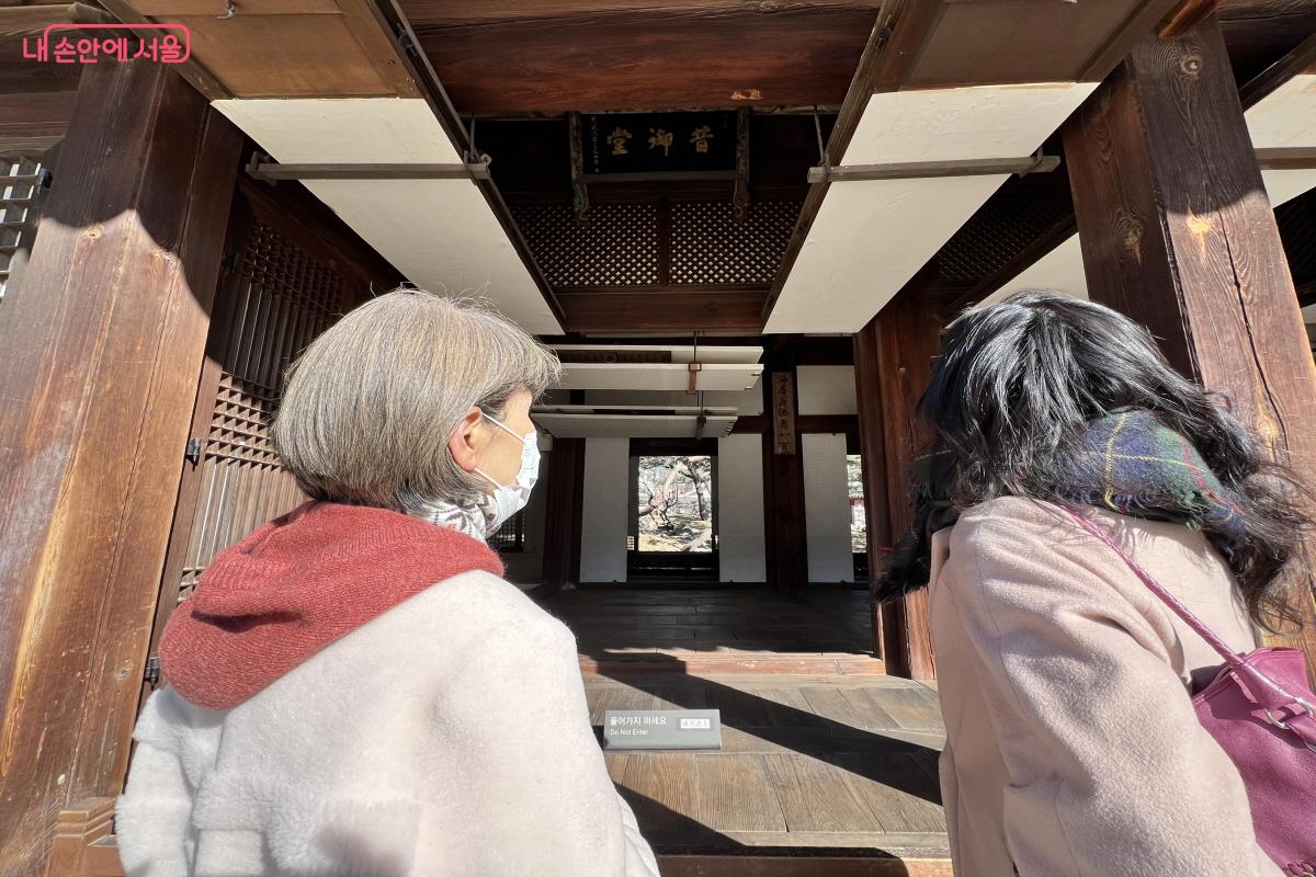 추운 날씨로 참여 인원이 적어 오히려 더 가깝게 해설을 듣고 느낄 수 있어 좋았다.ⓒ박지영 