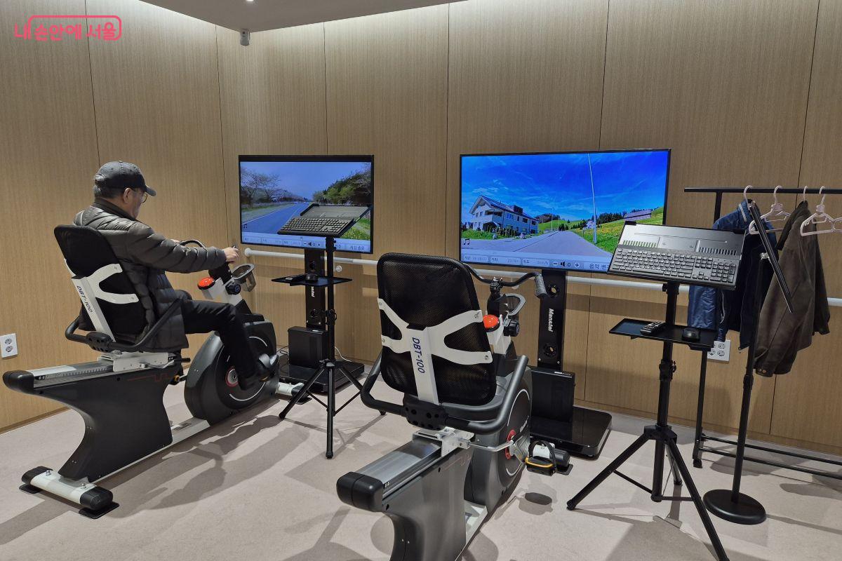 디지털화면을 보며 실내자전거 타기 &copy;조현정
