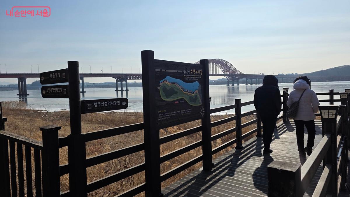 행주산성 역사공원 수변누리길을 찾는 사람들 ⓒ최용수