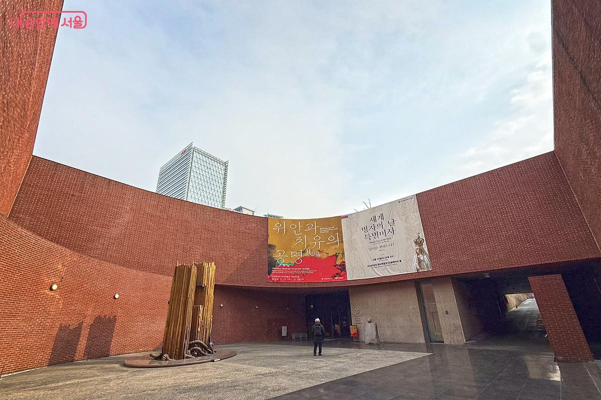 붉은 적벽돌이 인상적인 서소문성지 역사박물관 입구 전경 &copy;김주연