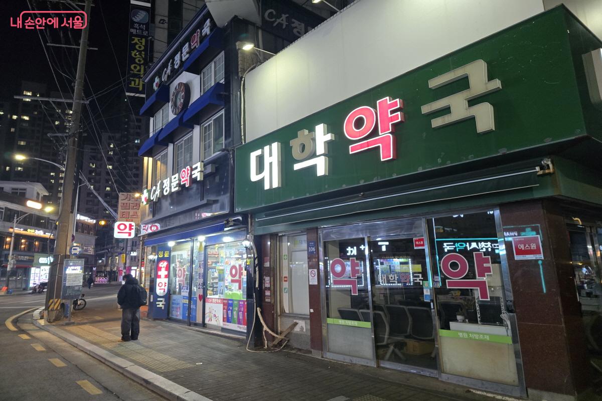 문 닫은 약국(오른쪽) 옆 열려 있는 공공심야약국(왼쪽) ⓒ조송연