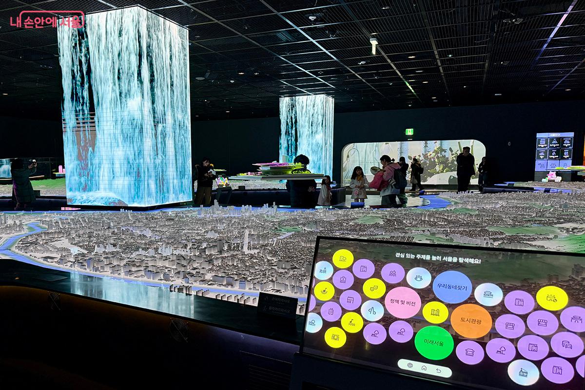 아이와 함께 전시를 둘러보는 가족 관람객의 모습이 눈에 많이 띄었다. &copy;김미정