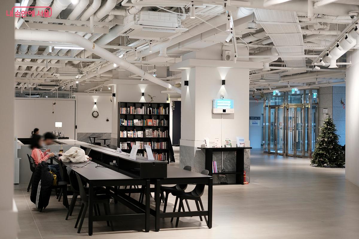 라운지에 조성된 공유 오피스는 청년 예술인이라면 별도의 예약 없이 무료로 이용할 수 있다. &copy;김아름