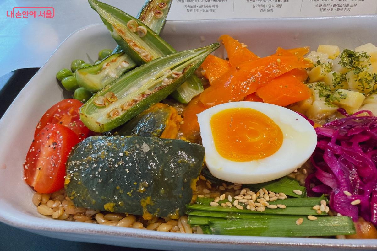 15가지 이상의 채소가 풍성하게 담겨있다.