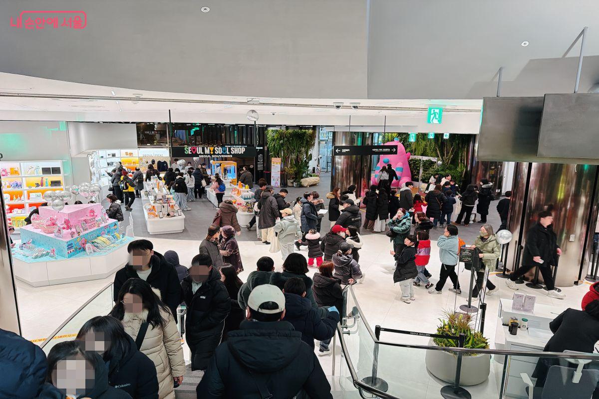 많은 시민, 관광객들로 북적이는 모습