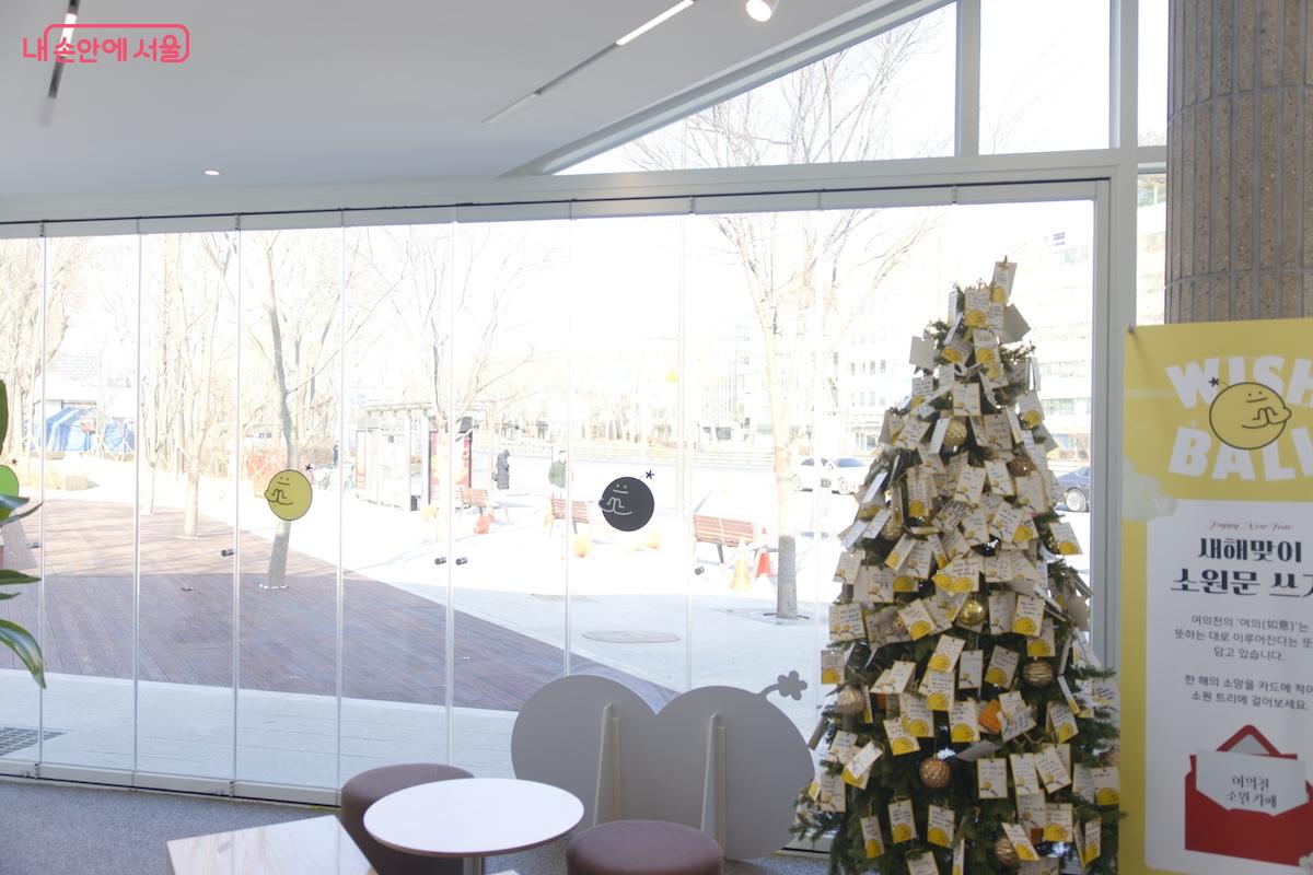 통창 유리를 채택하여 한 겨울에도 따뜻한 햇살과 함께 힐링할 수 있는 공간이다