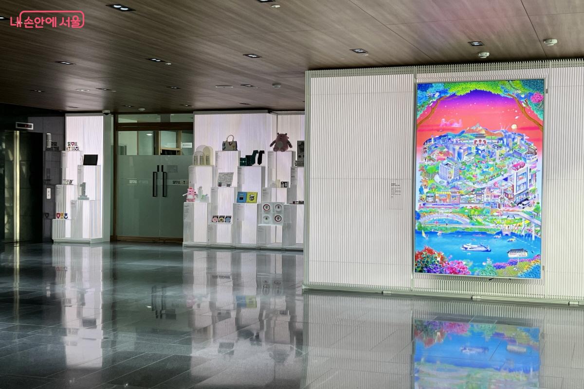 시장실 입구에 설치된 정책을 담은 미디어 아트와 서울시 굿즈들.ⓒ박지영 