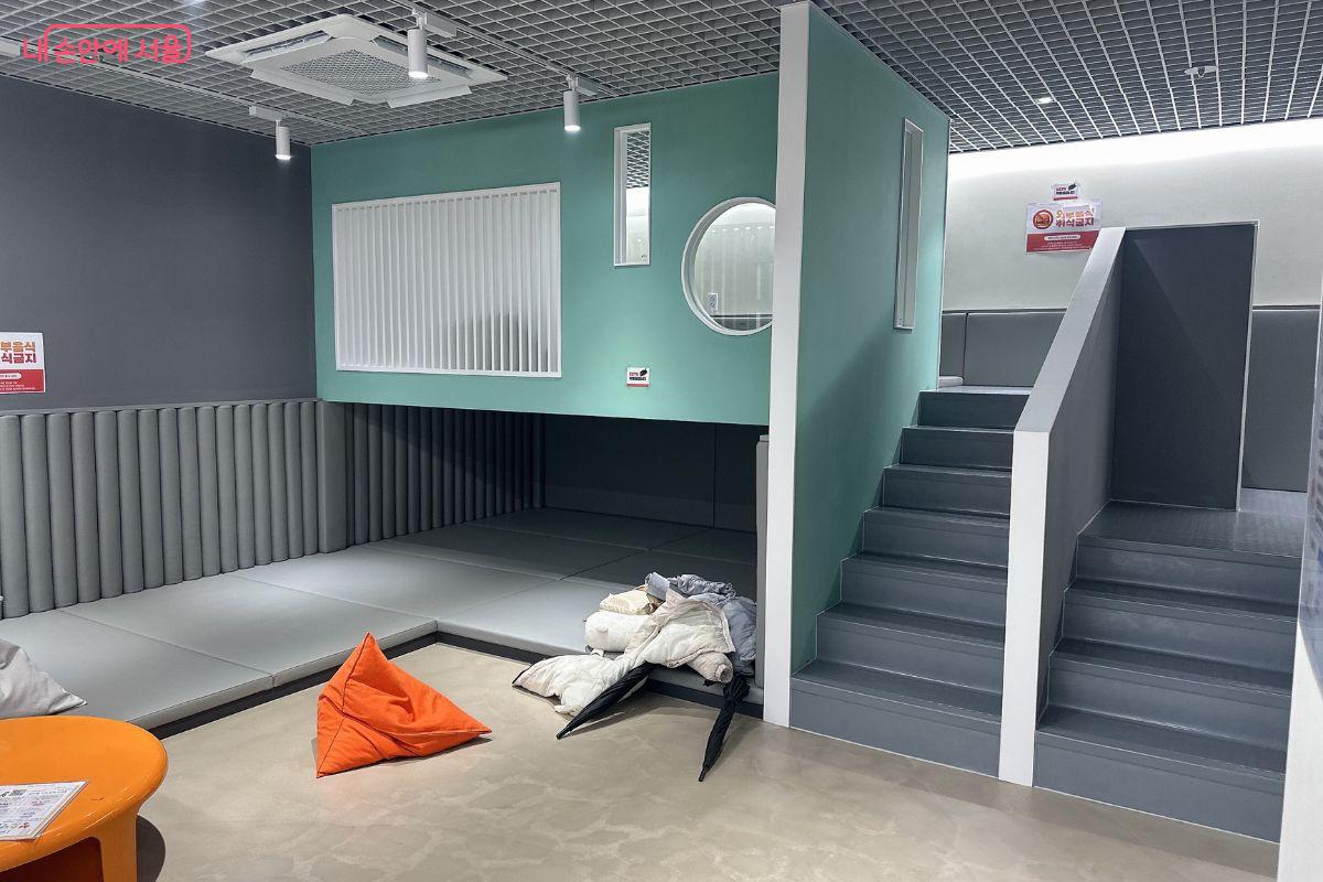 뒹굴라운지는 청소년들이 편안하게 휴식을 취할 수 있는 곳이다. &copy;김재형