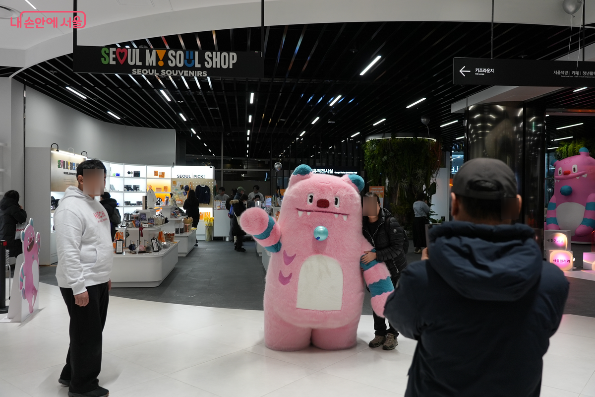 해치와 함께 사진을 찍을 수도 있다. ⓒ우현희